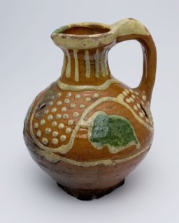 Oil jug, with silt decoration, ear and schenklip, oil jug holder soil find ceramic pottery clay engobe glaze lead glaze, petite