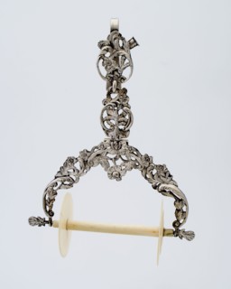 Gerrit Beijers (?), Silver ball holder with clip and ivory spool, tangle holder holder silver ivory, cast Tangle holder ivory