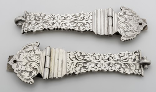 Jacobus van der Laar, Silver bible or psalms lock, book fitting fittings hang- and-closing silver, cast Two matching locks