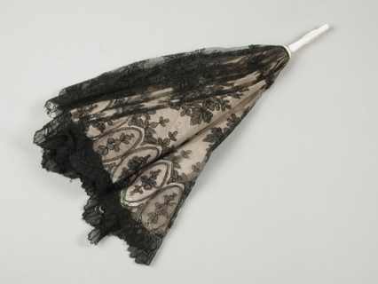 Small parasol with upholstery of white silk, covered with black lace, ivory point, broken, white, wooden handle, parasol