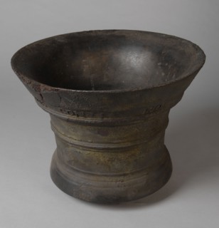 Mortar with latin text SI DEUS PRONOBIS QUIS CONTRA NOS ANNO 1746, auger equipment bronze, cast Cylindrical upwardly widening
