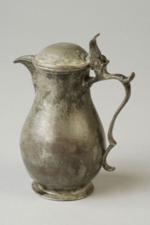 Tinsmith: Johannes van Rees, Pewter jug with lid, snebkan jug crockery holder dolls toy relaxant model tin, cast Flat bottom
