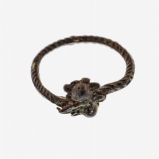 Pewter ring with flower and rope decor, ring ornament clothing accessory clothing soil find tin metal, d 0.1 cast pewter ring