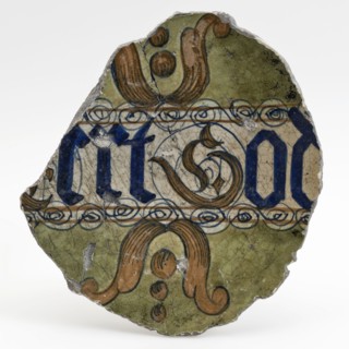 Fragment majolica dish with Honor God, dish crockery holder soil find ceramic earthenware glaze tin glaze lead glaze, hand