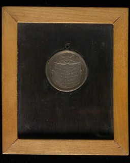 Medal on the preserved rest, with carrier eye, framed behind double-sided glass, penning visual material silver glass wood paint