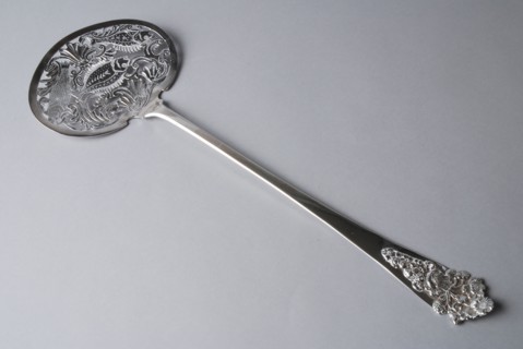 Silversmith: Douwe Eysma, Silver fish shovel, fish scoop ladle spoon kitchenware silver, Silver fish shovel with openwork bowl