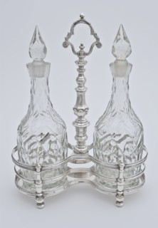 Silversmith: Hendrik van Beest, Silver oil and vinegar set with two identical crystals with two identical caps, oil and vinegar