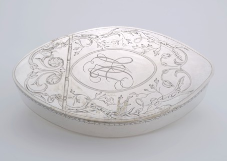 Silversmith: Rudolph Sondag, Spitsoval snuff box with monogram AJVC, snuff box holder metal silver, engraved Spitsoval snuff box