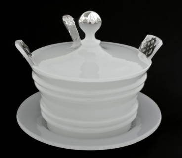 Baksteen en Middendorp, Opaline glass bowl bowl with lid, on saucer and with spoon, bowl crockery holder glass silver, bowl