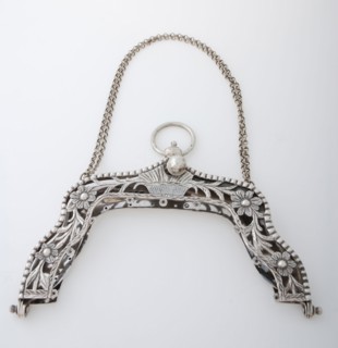 Leendert Verbeek, Silver purse with openwork floral pattern and chain, Bag bracket braces Clothing Accessory Clothing Silver
