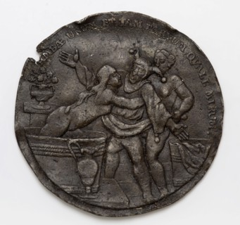 Pewter medal or ornamental fittings with display and two bathers, decorative fittings soil find tin metal d 0,1, whipped Tin