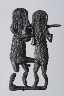 Pewter pin freeing couple with bagpipes, pin jewelry clothing accessory clothing soil find tin lead metal, cast Pewter pin free