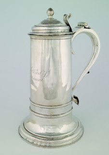 Silver tankard with inscription, Supper beaker Liturgisch vat Holder silver, Silver tankard with profiled round plinth base