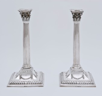 Silversmith: Cornelis Knuijsting, Silver candlestick in the form of corinthian column with capital on square foot decorated