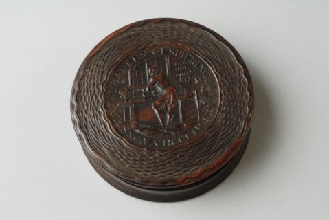 L. Spiering, Round wooden snuff box, with an image of turner, snuffbox holder pockwood wood, Round pokhook snuffbox