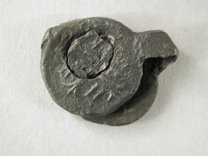 Cloth seal with old weapon Of Rotterdam and Gothic letters, cloth seal hallmark ground find lead metal, poured beaten Cloth lead