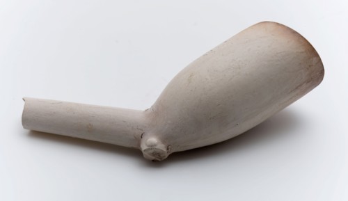 Pipe bowl, white baking clay, pipe head soil found ceramic pipe earth h 3.5 (approx.) Pressed in mold pressed through pierced