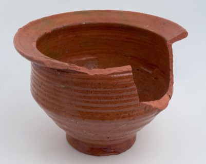 Pottery chamber pot, red shard, glazed, one vertical sausage ear, on stand, pot holder sanitary earthenware ceramic earthenware