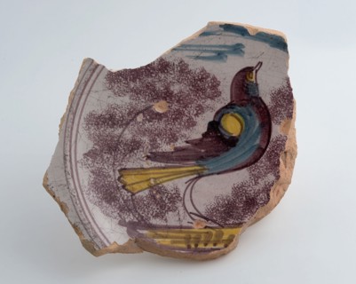 Fragment of dish, polychrome decorated, depicting bird, dish crockery holder soil find ceramic earthenware glaze tin glaze lead