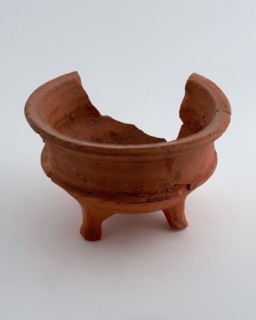 Fragment of pottery fire test, red shard, completely unglazed, on three legs, fire test test earth discovery ceramics pottery