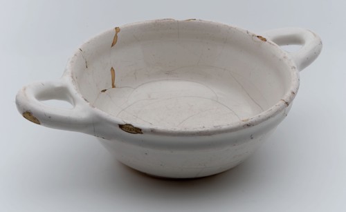 Earthenware pap bowl, yellow shard, white glazed, two sausage ears, on stand, papkom bowl crockery holder earth discovery