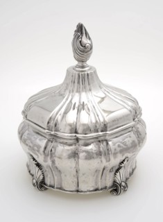 Silversmith: Herman Vortius, Silver tobacco pot with engraved on the bottom * Arnold Carel Leonard Bruins