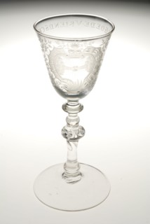 Chalice glass engraved with rocaille with two shaking hands and DE. GOOD. FRIENDSHIP, wine glass drinking glass drinking