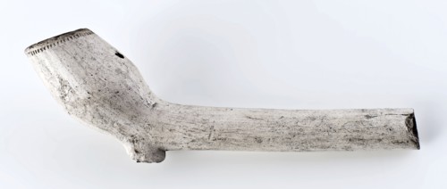 White clay pipe, marked with stalk decorated with fleur de lis stamps, clay pipe smoking equipment smoke floor pottery ceramics