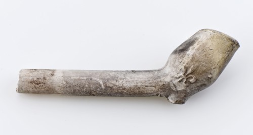 White pipe bowl, unnoticed, embossed fleurs de lis on the kettle, with stem fragment, clay pipe smoking equipment smoke floor