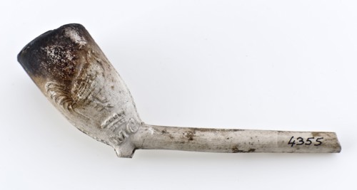 Jan Abramsz de Vet, White pipe bowl, embossed with rooster and male, inward decoration, clay pipe smoking equipment smoke floor
