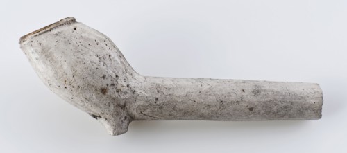 White clay pipe, unnoticed, smooth handle, small oval heel, clay pipe smoking equipment smoke floor pottery ceramics pottery