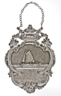 Silversmith: Kornelis Brouwer, Funeral shield of the Klein Schippersgilde, shield silver, driven hammered engraved Crowned