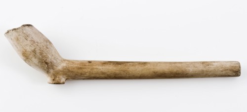 White clay pipe, marked with stalk decorated with fleur de lis stamps, clay pipe smoking equipment smoke floor pottery ceramics