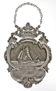 Silversmith: Kornelis Brouwer, Funeral shield of the Klein Schippersgilde, shield silver, driven hammered engraved Crowned