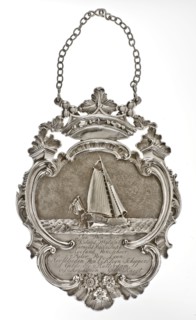 Silversmith: Kornelis Brouwer, Funeral shield of the Klein Schippersgilde, shield silver, driven hammered engraved Crowned