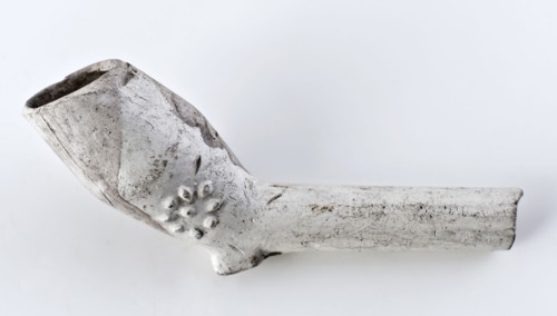 White clay pipe, unnoticed, with smooth handle and stylized Tudor rose on the kettle, clay pipe smoking equipment smoke floor