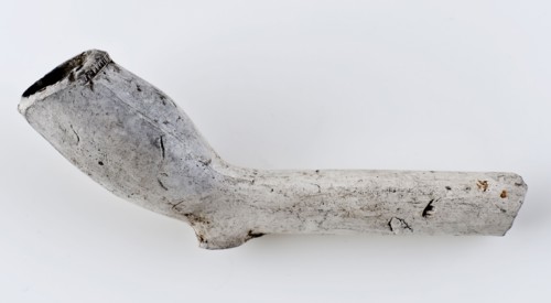 White clay pipe, unnoticed, stem decorated with fleur de lis stamp, clay pipe smoking equipment smoke floor ceramics pottery
