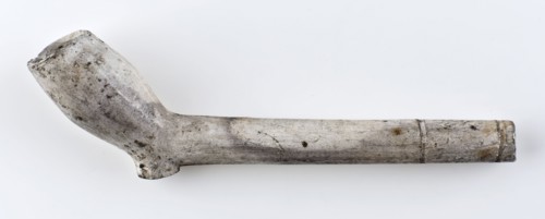 Clay pipe, marked with fleurs de lis stamps and rings decorated stem, clay pipe smoking equipment smoke floor pottery ceramics