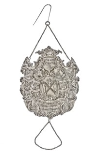 Silversmith:, Silver shield with weapons and WOLLE MANUFACTUER VERWERSGILDE, until Rotterdam 1756, coat of arms information form