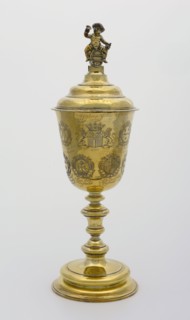 Silversmith: Jesaias van Engauw, Gilt silver cup from the Rotterdam Wine Merchant Guild, goblet cup drinking utensils tableware