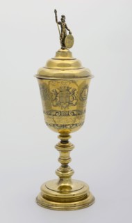 Silversmith: Adrianus Stratenus, Gilt silver cup from the wine buyers' guild, jug goblet drinkware tableware holder gold silver