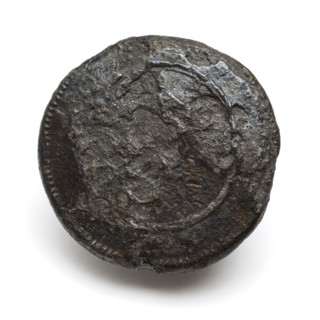 Pewter, flat knot, knot clothing accessory clothing soil find tin metal, cast pewter knot. Schijfvormig Decorated at the top