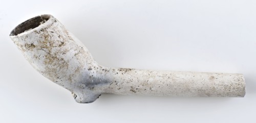 Clay pipe, unnoticed, with smooth handle, clay pipe smoking equipment smoke floor pottery ceramic pottery, pressed finished