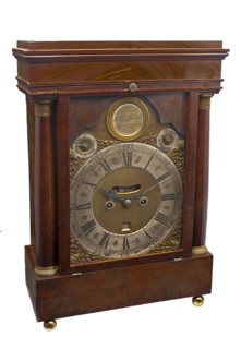import: Steven Hoogendijk, Compound table clock with brown wooden case and two pillars, clock clock timepiece measuring