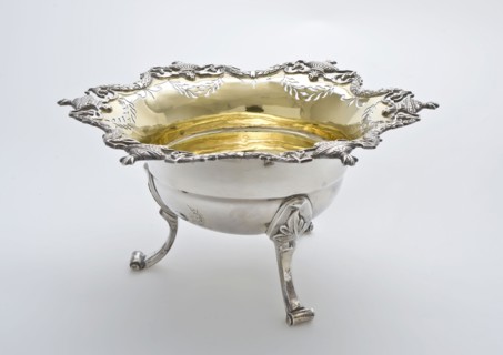 Silversmith: Douwe Eysma, Round pipe bowl with three legs with pivoting edge decorated with Louis XVI vases