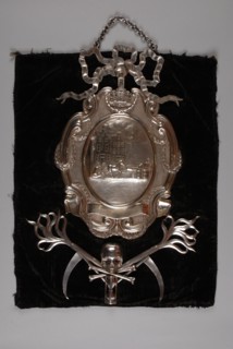 Silversmith: Rudolph Sondag, Silver shield with figures and horse on quay, shield silver, driven chiseled engraved Oval shield