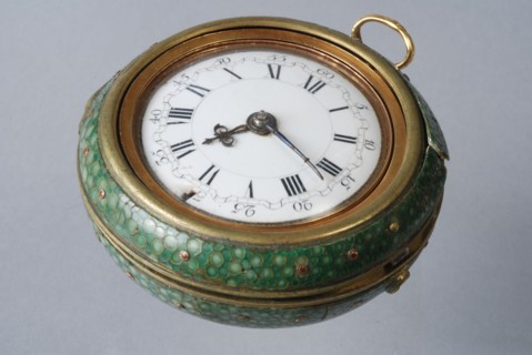 Cornelis Uyterweer, Pocket watch with protective cover of green roggeleer in golden exterior with representation, Judgment