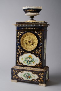 Désiré Romain (?), Alabaster table clock, dark blue with gold painted and with flowers on open ground and on dial Romain