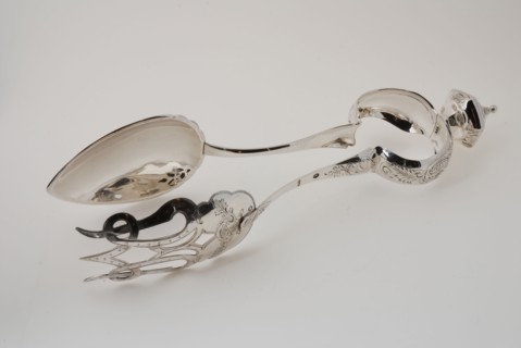 Silversmith: Willem Keller, Silver salad pliers with floral pattern, salad tongs cutlery silver, engraved sawn Pliers