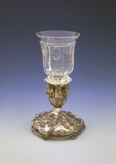 Silversmith: Jacobus Schalkwijk, Six-sided crystal goblet with The members of the Royal Honor Guard in Rotterdam to their